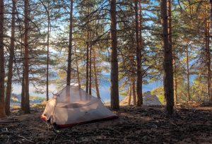 Tent_camping_along_the_Sulayr_trail_in_La_Taha,_Sierra_Nevada_National_Park_(DSCF5147)